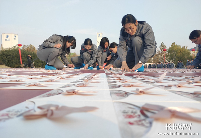 敬业集团高炉建设参与者代表在用印有“感恩有你”字样的贺卡拼组语句。长城网记者 袁立朋 摄
