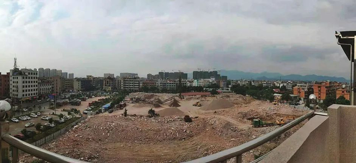 10月27日，义乌市廿三里街道下朱宅村，已经拆迁完毕的厂区。摄影/本刊记者 苏杰德