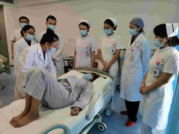 患者正在接受检查。 受访者供图