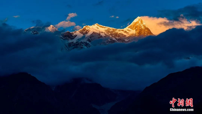 图为南迦巴瓦峰“日照金山”。何蓬磊   摄
