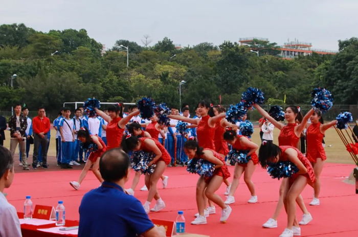 图| 仪式现场的舞狮表演及啦啦操表演