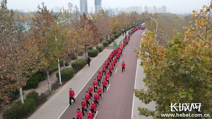 城市中一道亮丽的风景线。陈雷 摄