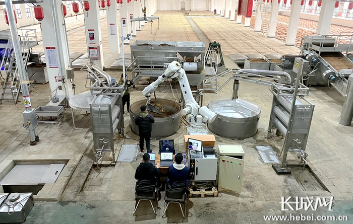 应用于酿酒环节的机器人。 长城网记者 信贺宁 摄