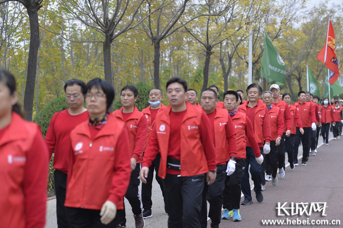 整齐的队伍有序前行。陈雷 摄