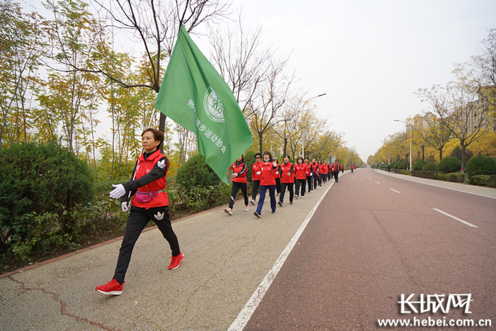 徒步爱好者们以饱满的精神和热情列队前行。 陈雷 摄