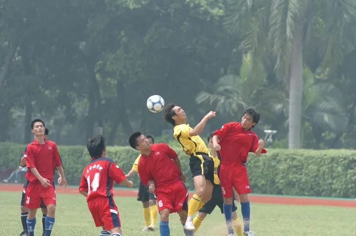 图| 学校足球场的建设日益完善