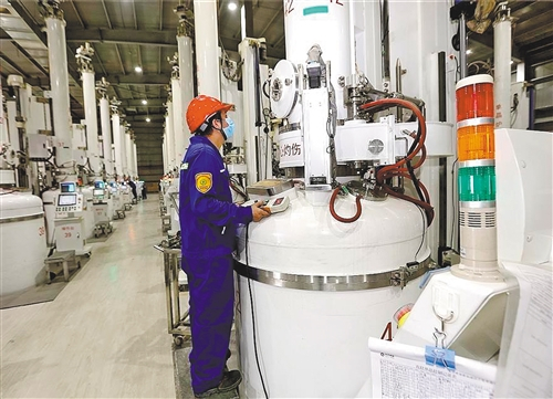  今年前9个月，新疆准东经济技术开发区工业经济月均增速达到33%以上，呈现良好发展态势。图为经开区内企业新疆东方希望有色金属有限公司工人在生产线上作业。王前喜摄（中经视觉）