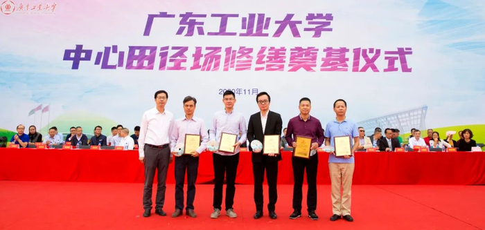 图| 校领导为校友们颁发捐赠证书和纪念品