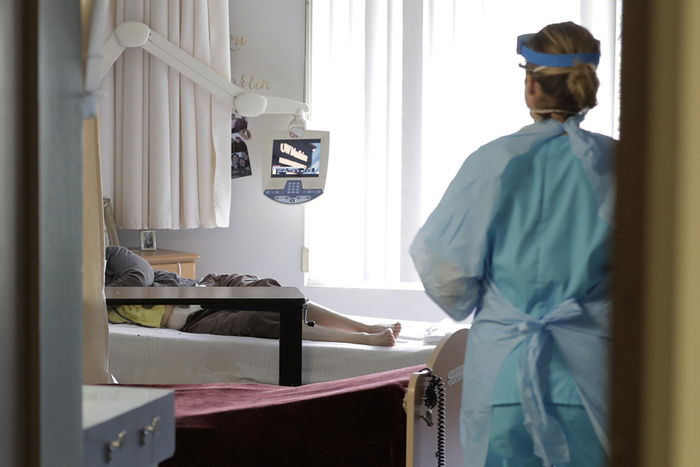 △美国一家养老院，医护人员为一位居民进行新冠病毒检测。图片来源：politico网站