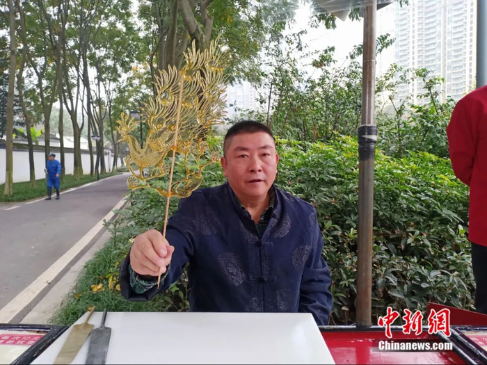 吴逢全画好的孔雀。祝欢 摄