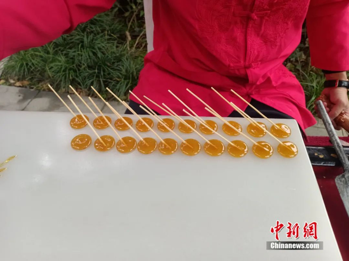制作糖画的基本功“糖饼”。祝欢 摄