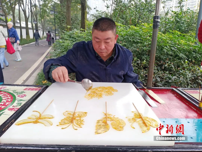吴逢全正在制作孔雀。祝欢 摄