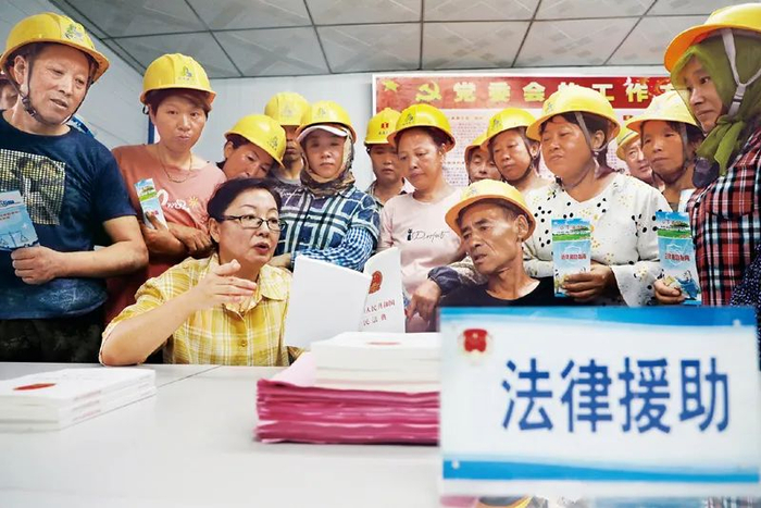 2020年8月26日，河北省唐山市丰润区司法局组织律师走进社区、工地，为群众提供免费法律援助。&nbsp;人民图片 朱大勇/摄