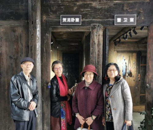 著名作家在水车坪参观“黔江红军革命纪念馆”贺龙居所