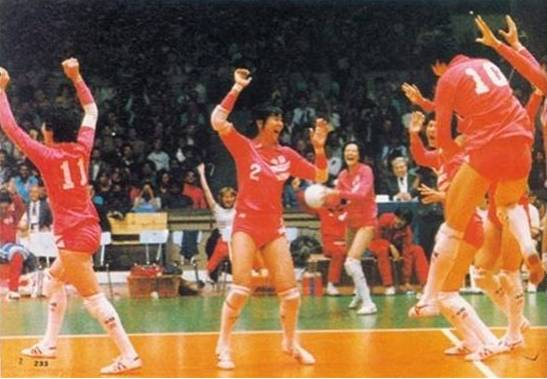 △1986年第十届世锦赛，中国女排在甚为艰难的情形下再度登顶。