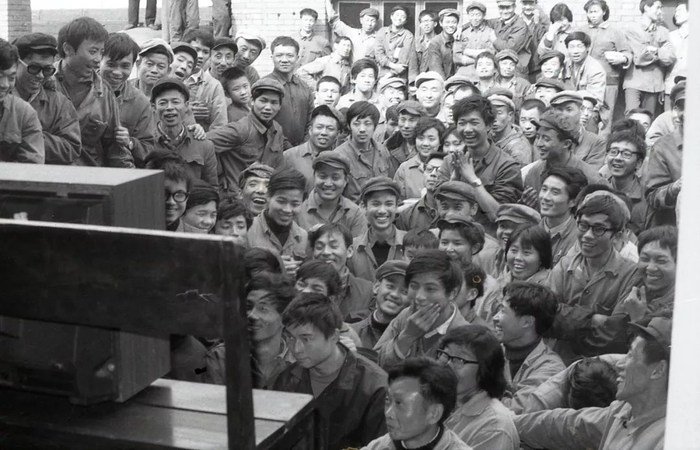 △1981年11月16日，成都职工观看中国女排夺冠电视节目。
