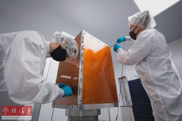 资料图片：美国空军学院的学员正在调试一颗卫星。（美国太空军网站）