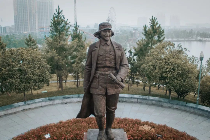 ▲ 丁玲公园丁玲塑像。 摄影/陈敏捷