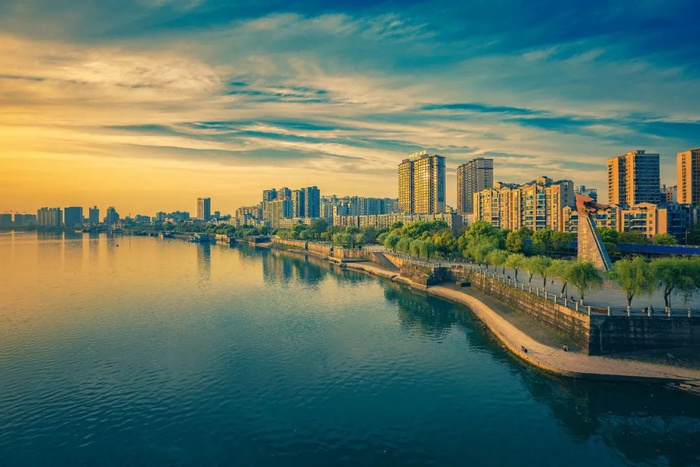 ▲ 沅江畔的常德抗洪纪念碑。 摄影/马洪伟