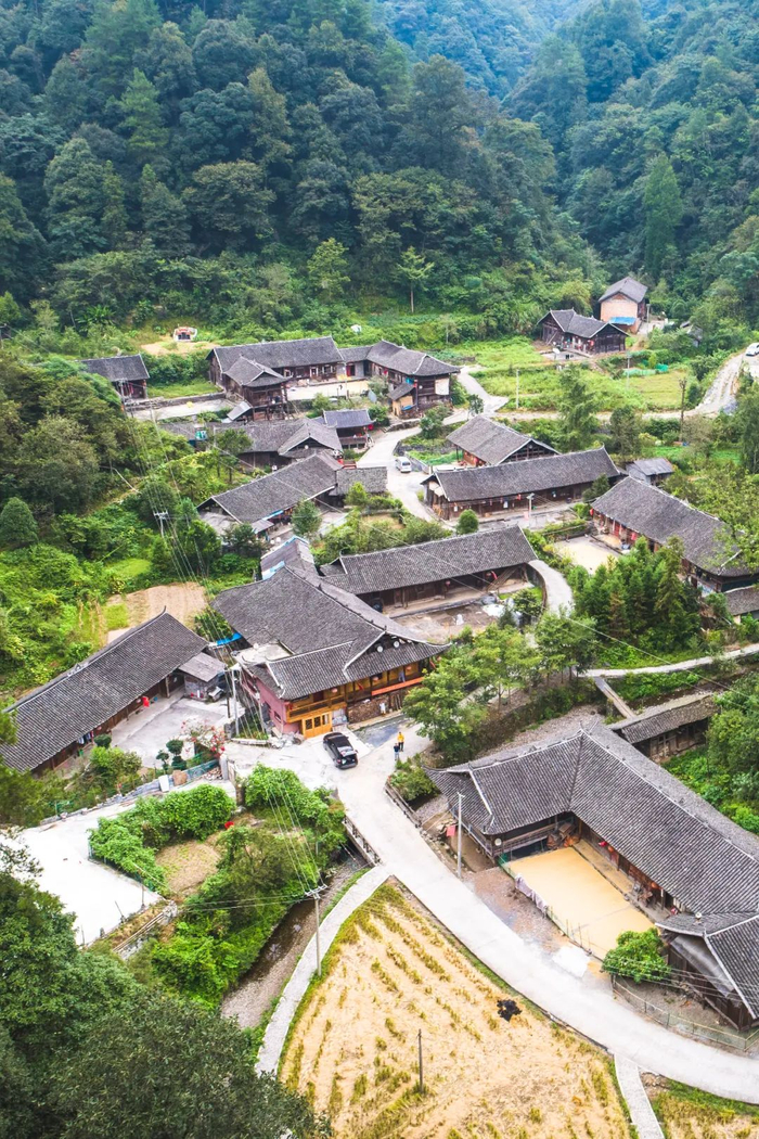 ▲ 常德桃源县年车河镇三红村，湖南省吊脚楼群保存最完好的地区之一。 摄影/陈敏捷