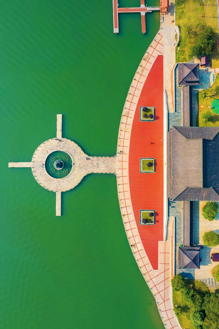 ▲ 俯瞰柳叶湖司马楼，柳叶湖属于西洞庭湖的一部分，司马楼为纪念唐代诗人、朗州司马刘禹锡所建。 摄影/石耀臣