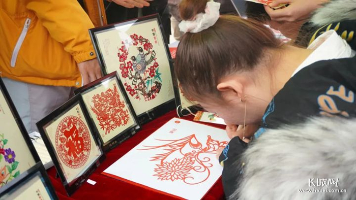 河北科技大学举办的“非遗动态展”现场。通讯员/供图