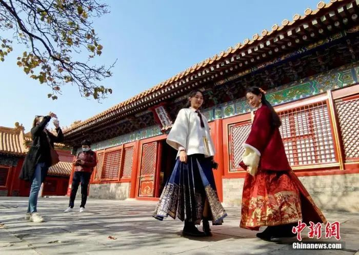 资料图：11月6日，游客穿着各式古装在北京故宫游览。今年是紫禁城建成600周年，越来越多的游客热衷于着古装游览。中新社记者 张宇 摄