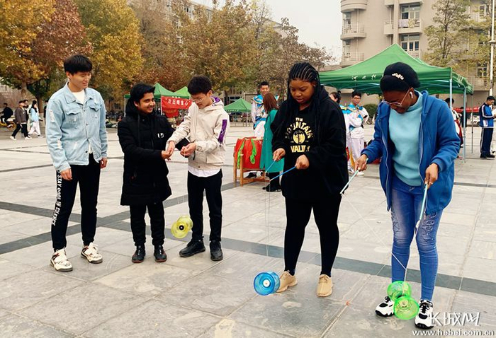 河北科技大学举办的“非遗动态展”现场。通讯员/供图