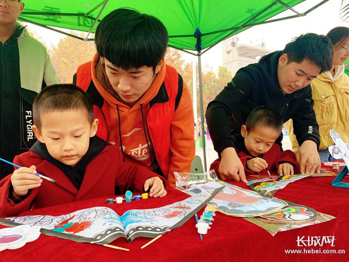 河北科技大学举办的“非遗动态展”现场。通讯员/供图