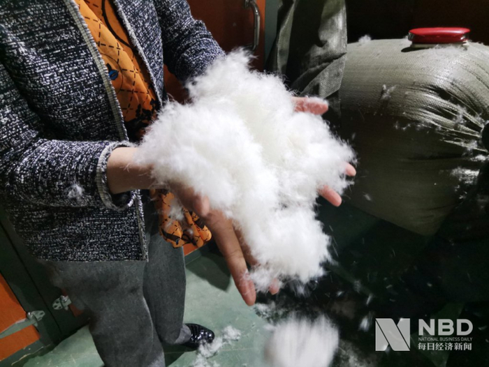 柳桥羽毛生产的蓬松鸭绒。图片来源：每经记者 黄鑫磊 摄&nbsp;