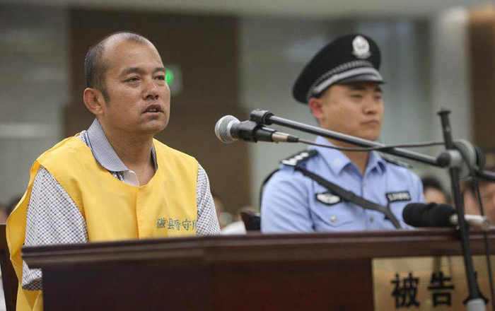 王书金（左）在法庭上（资料图）