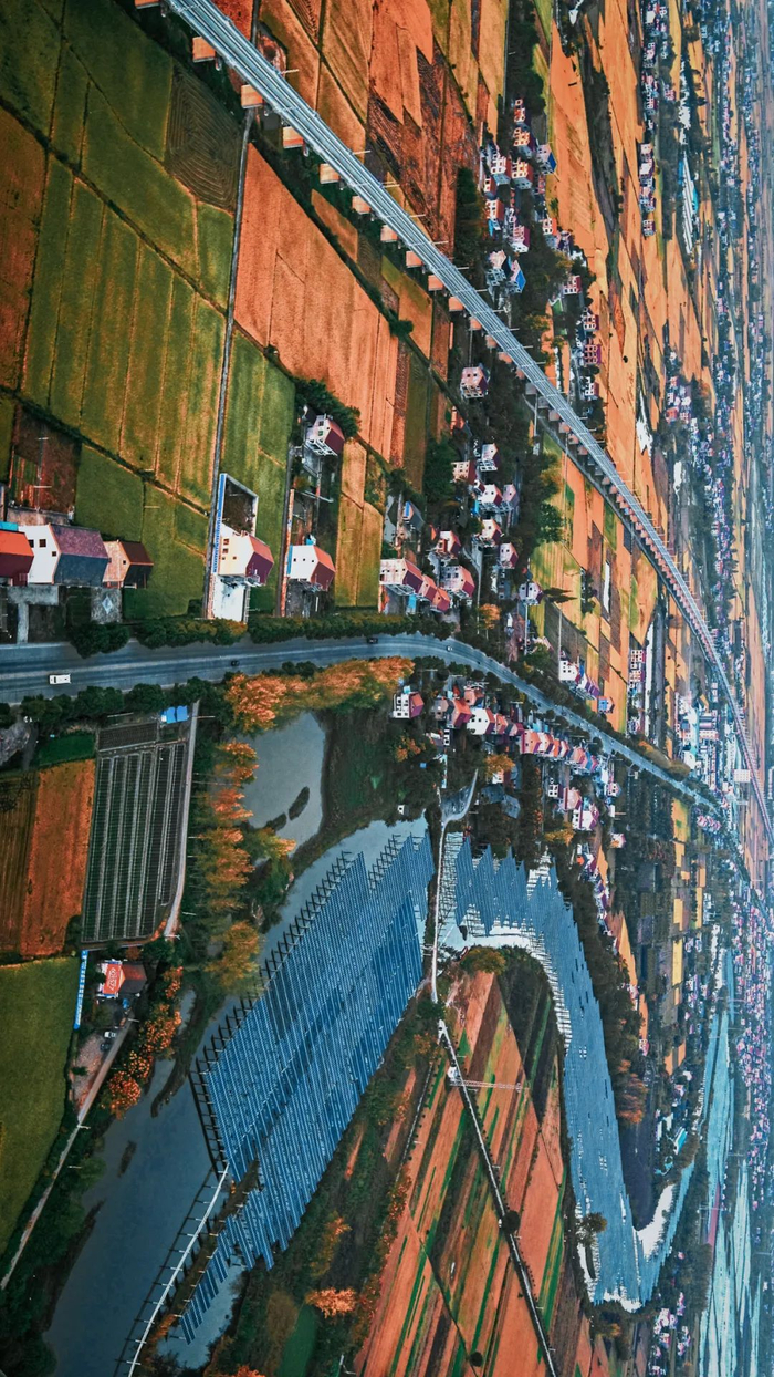 ▲ 桃源县陬市镇，洞庭湖边上平原广阔。图片左侧铁路为黔常高铁线。 摄影/陈正军