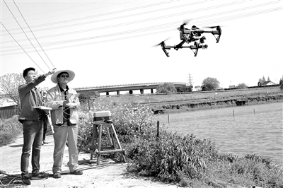 结合对农村集体“三资”监管情况监督检查中发现的问题，苏州市纪委监委开展“纠偏清违镇村行”专项行动，督促有关职能部门整治“三资”管理中的违规问题。图为工作人员用无人机核查集体资产。（资料图片）