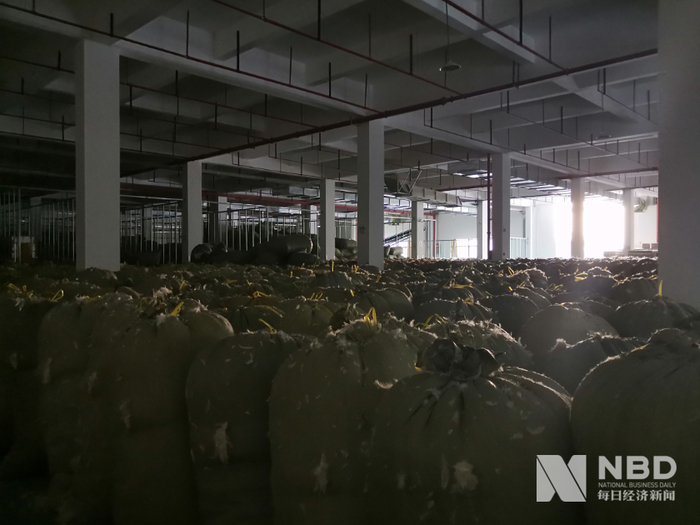 柳桥羽毛仓库内的鸭毛原料。图片来源：每经记者 黄鑫磊 摄&nbsp;