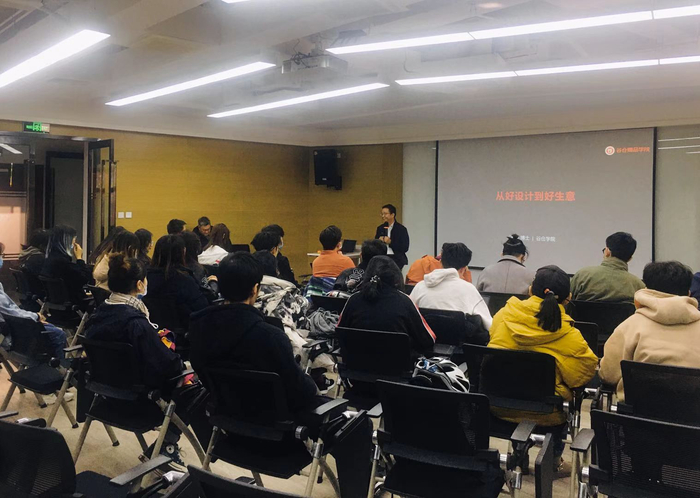 图：谷仓爆品学院院长洪华授课中