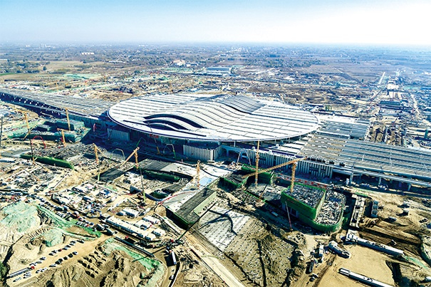 　　京雄城际铁路是连接雄安新区和北京的快速通道，将进一步完善京津冀区域高速铁路网结构。图为11月9日，河北雄安新区，京雄城际铁路雄安站站房项目进入内部装修阶段，计划年内通车。（图片来源：视觉中国）