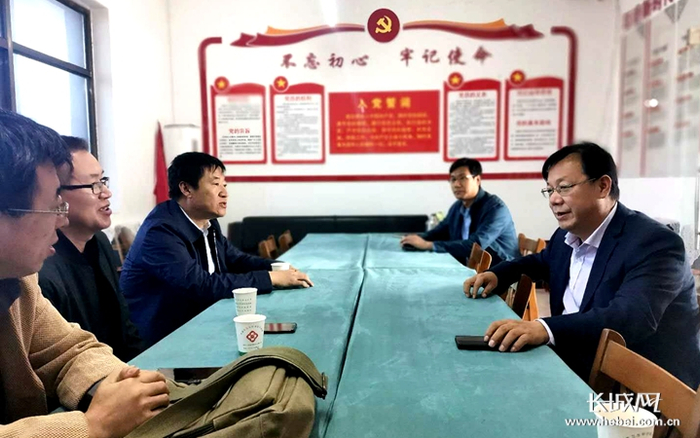 安国市卫健局局长王立欣介绍“助老安康”工程推进情况。 吕冰 摄