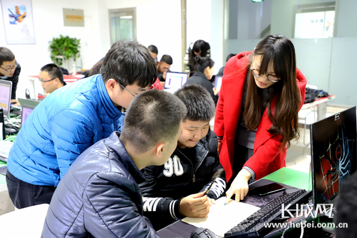 企业信息技术人才在实际项目中边学边做。新龙科技集团 供图