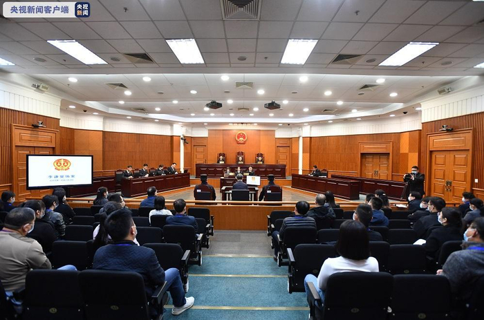 庭审最后，法庭宣布休庭，择期宣判。（总台央视记者奚丹霓 张赛）