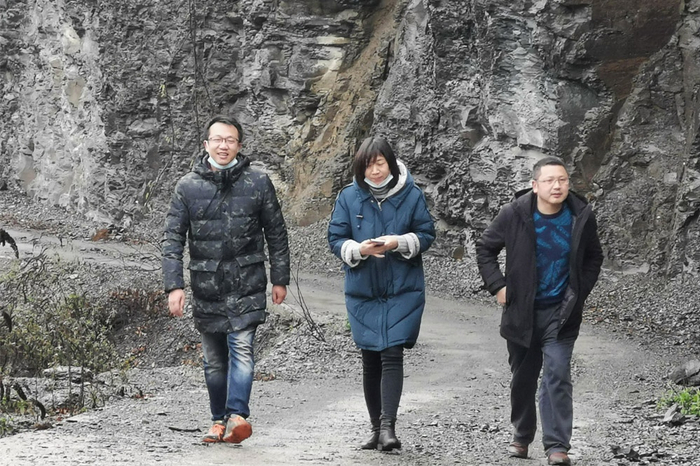 图为谢睿（左一）生前与同事前往清坪镇堰塘坪村开展扶贫领域监督工作，当地山路崎岖，常常是徒步前行。摄影/向炎坪（咸丰县纪委监委干部）