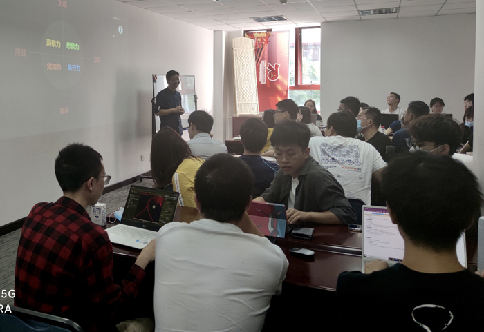 图：谷仓爆品学院院长洪华授课中