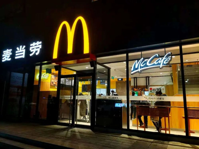 图/北京一家麦当劳店正在营业（方璐拍摄）