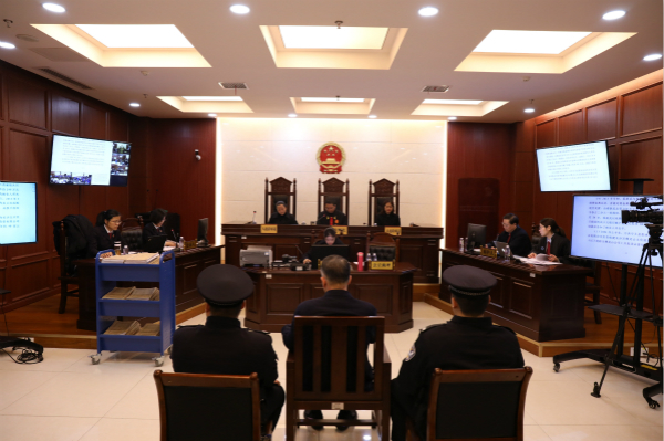 图为湖南省长沙县人民法院审理邓杰平受贿案现场。周君 摄