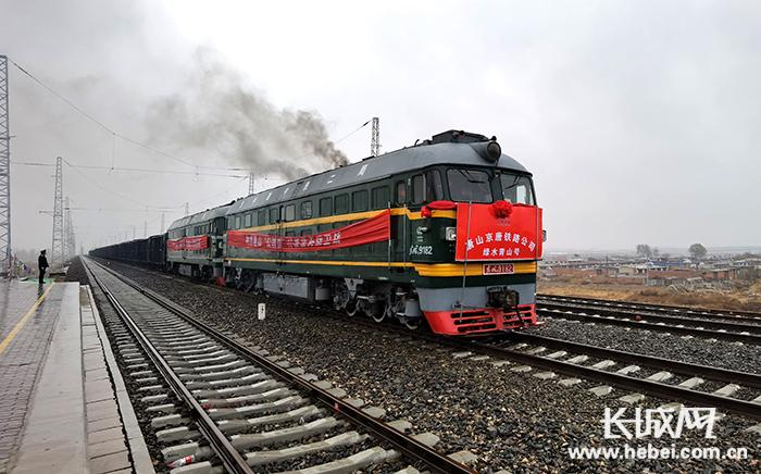 缓缓开动的水曹铁路列车。记者冯喆 摄