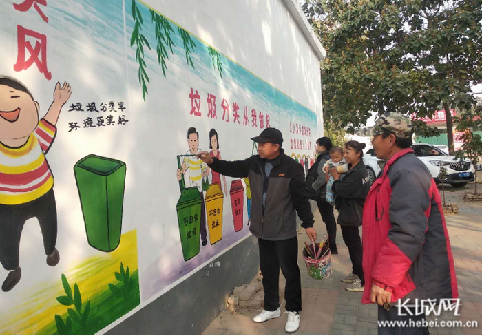 民间艺人王永法在墙面上作画。通讯员 李宝波 摄