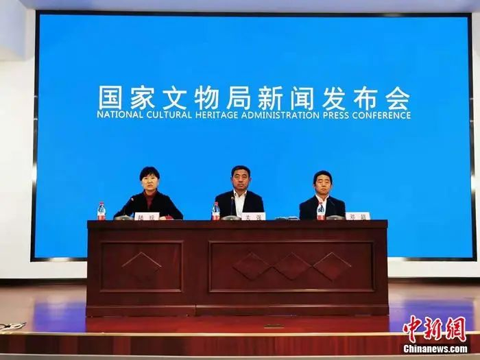 国家文物局副局长关强，国家文物局政策法规司副司长、文物返还办公室主任邓超一起出席发布会并介绍情况，国家文物局政策法规司司长、新闻发言人陆琼主持新闻发布会。应妮 摄