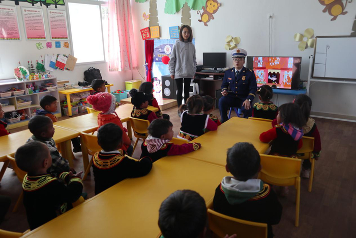 凉山消防员教学生们演唱消防儿歌