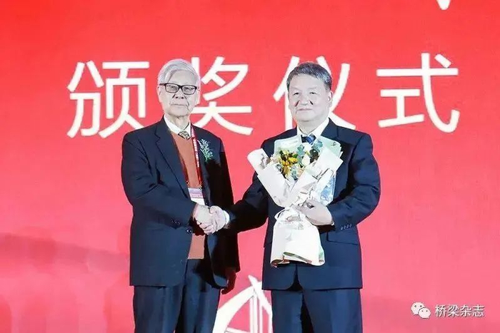 ▲敬一丹现场采访了文望青校友，中国工程院外籍院士邓文中为文望青颁奖