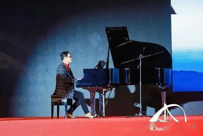 ▲中国当代青年作曲家方岽青在现场进行钢琴伴奏