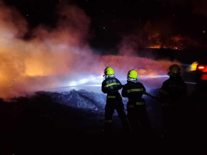 西昌市经久乡马鞍村森林火灾马道点位灭火现场